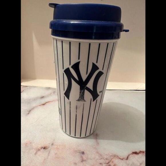 Sip in Sporting Style with the Yankees Travel Mug! - Picture 2 of 3